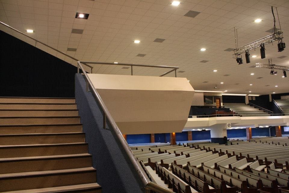 Auditorium Fraternidad Cristiana de Guatemala - Vista escaleras