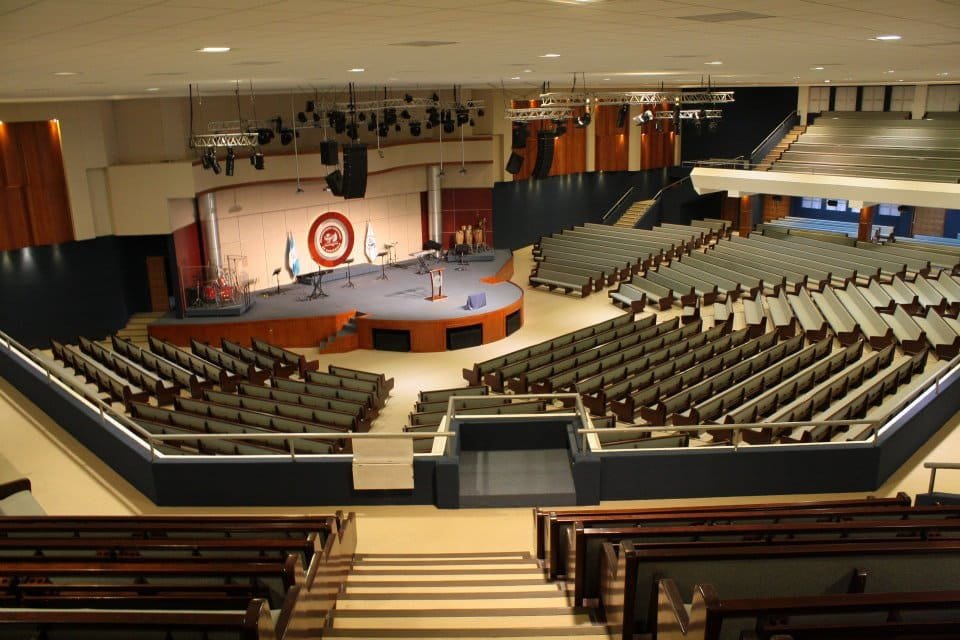 Auditorium Fraternidad Cristiana de Guatemala - Vista frontal butacas hacia escenario