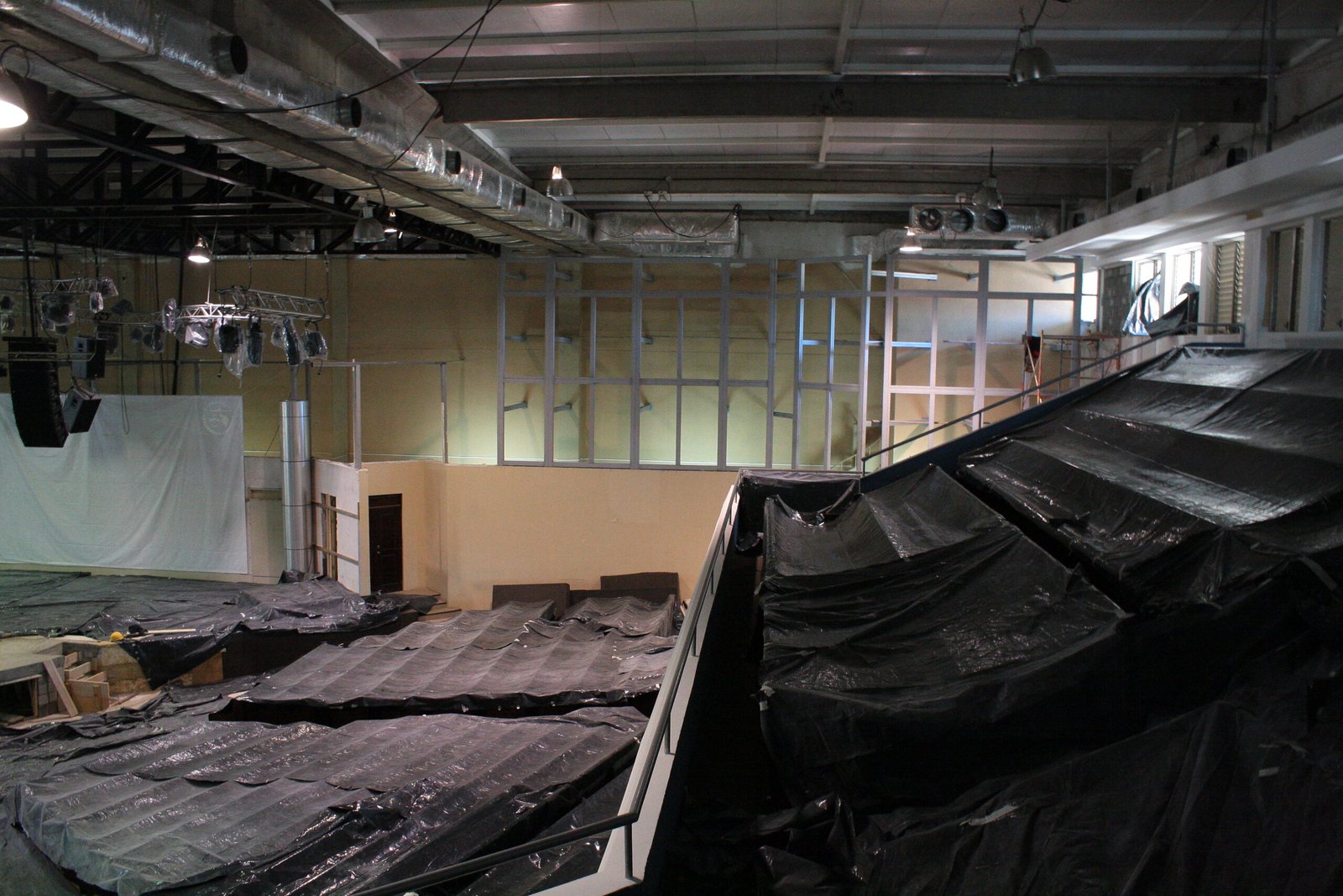 Auditorium Fraternidad Cristiana de Guatemala - Proyecto en desarrollo - Vista a las butacas desde un pasillo lateral